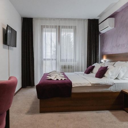 Hotel Damis Pale Buitenkant foto