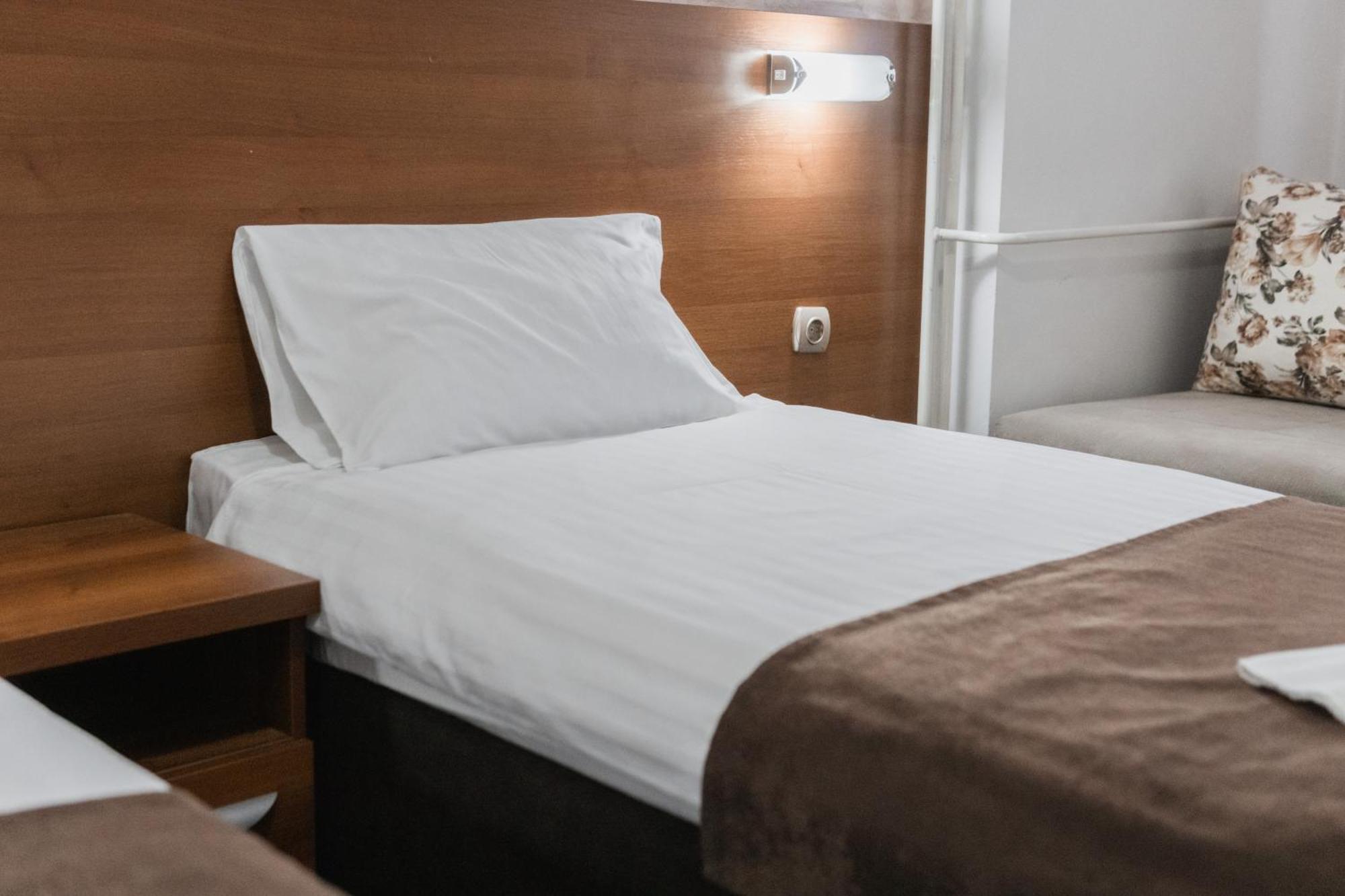 Hotel Damis Pale Buitenkant foto