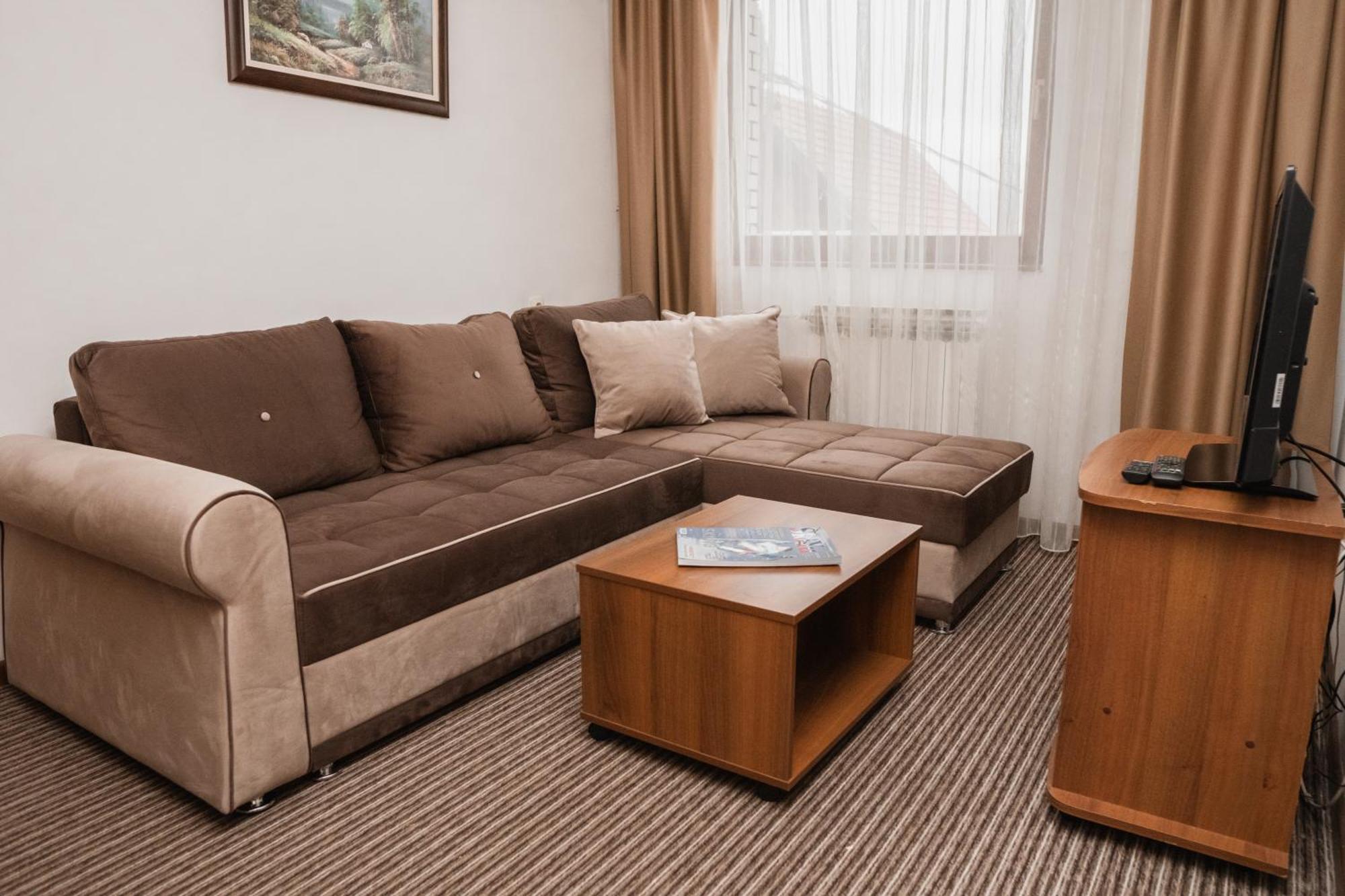 Hotel Damis Pale Buitenkant foto