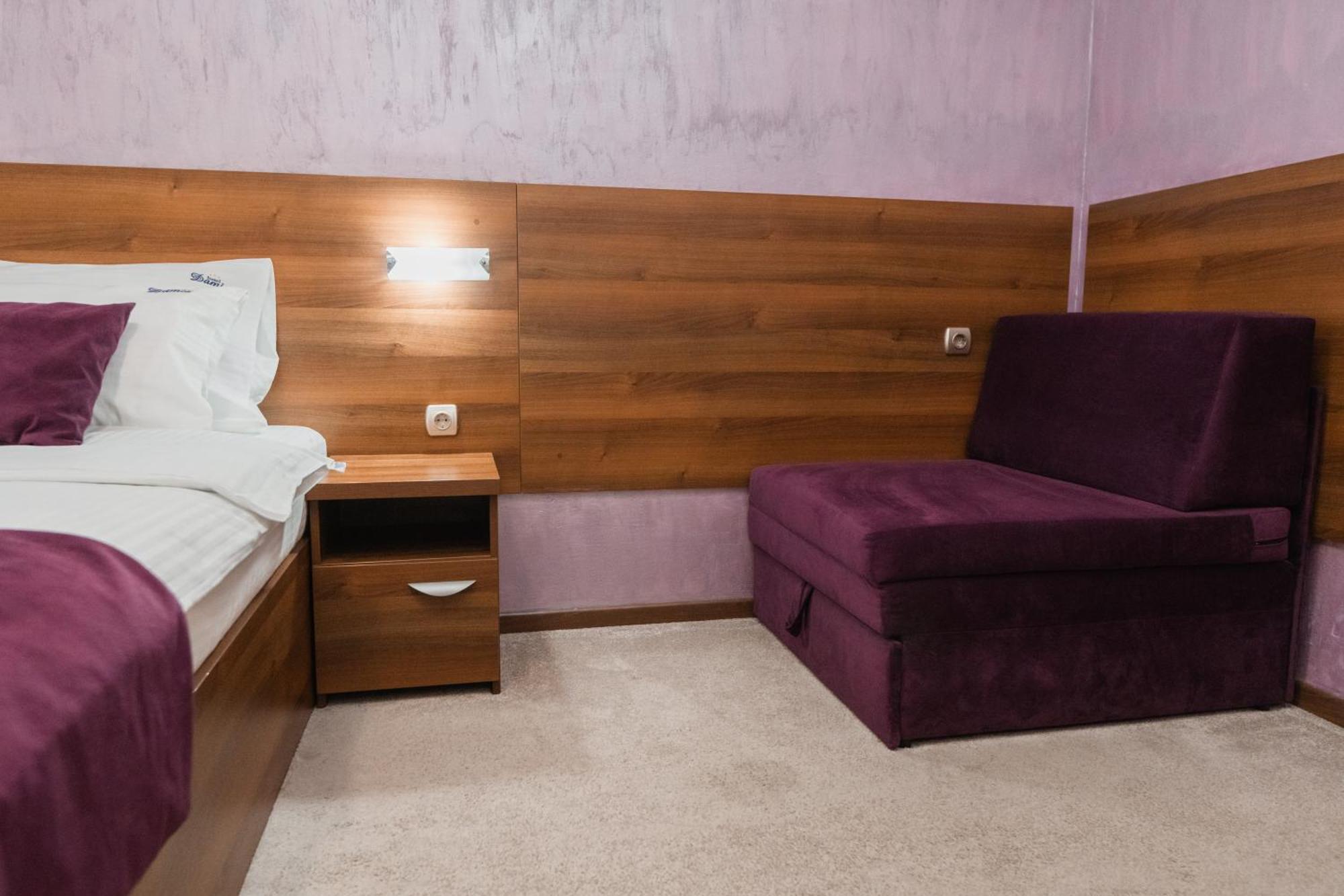 Hotel Damis Pale Buitenkant foto