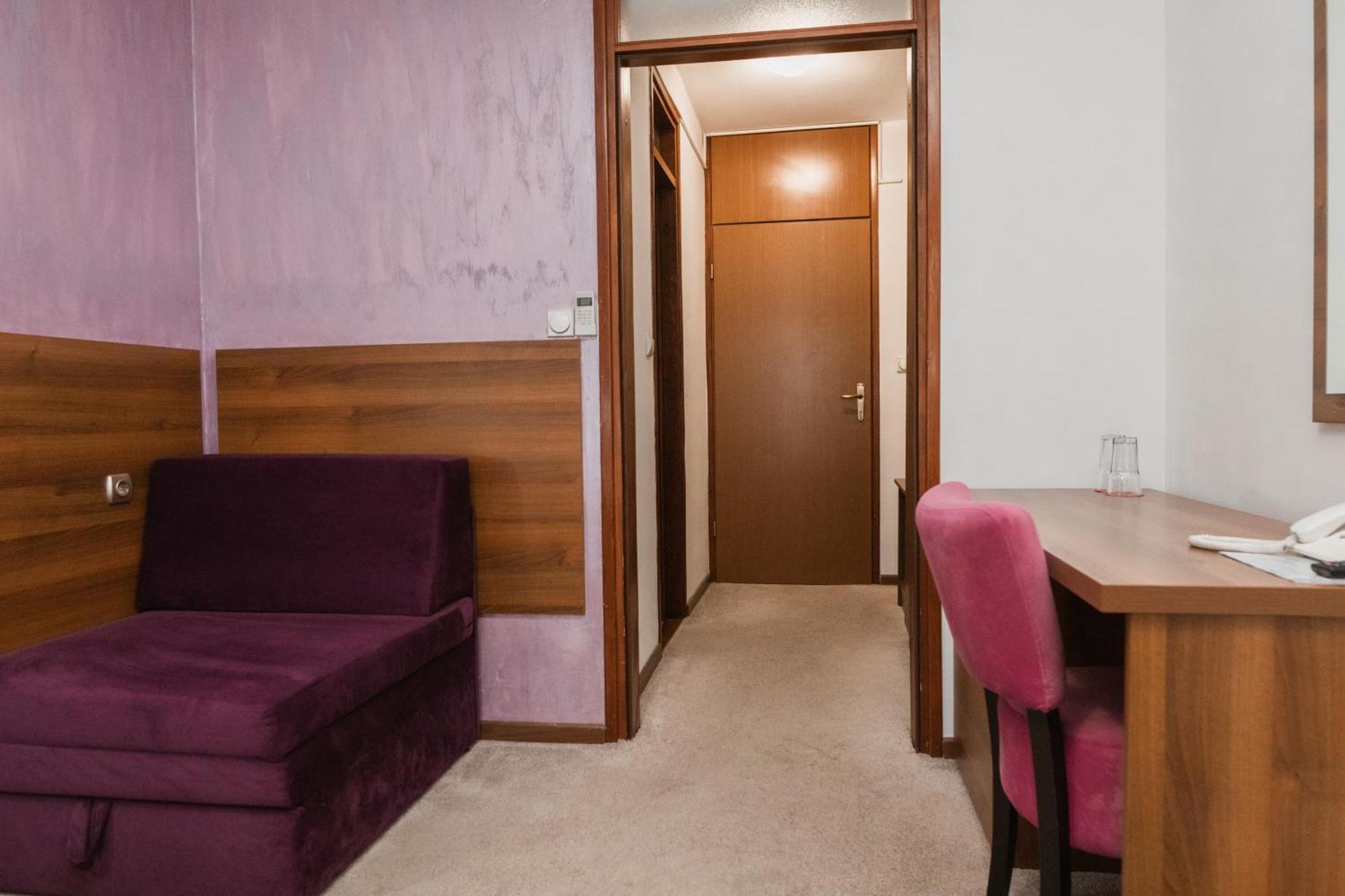 Hotel Damis Pale Buitenkant foto