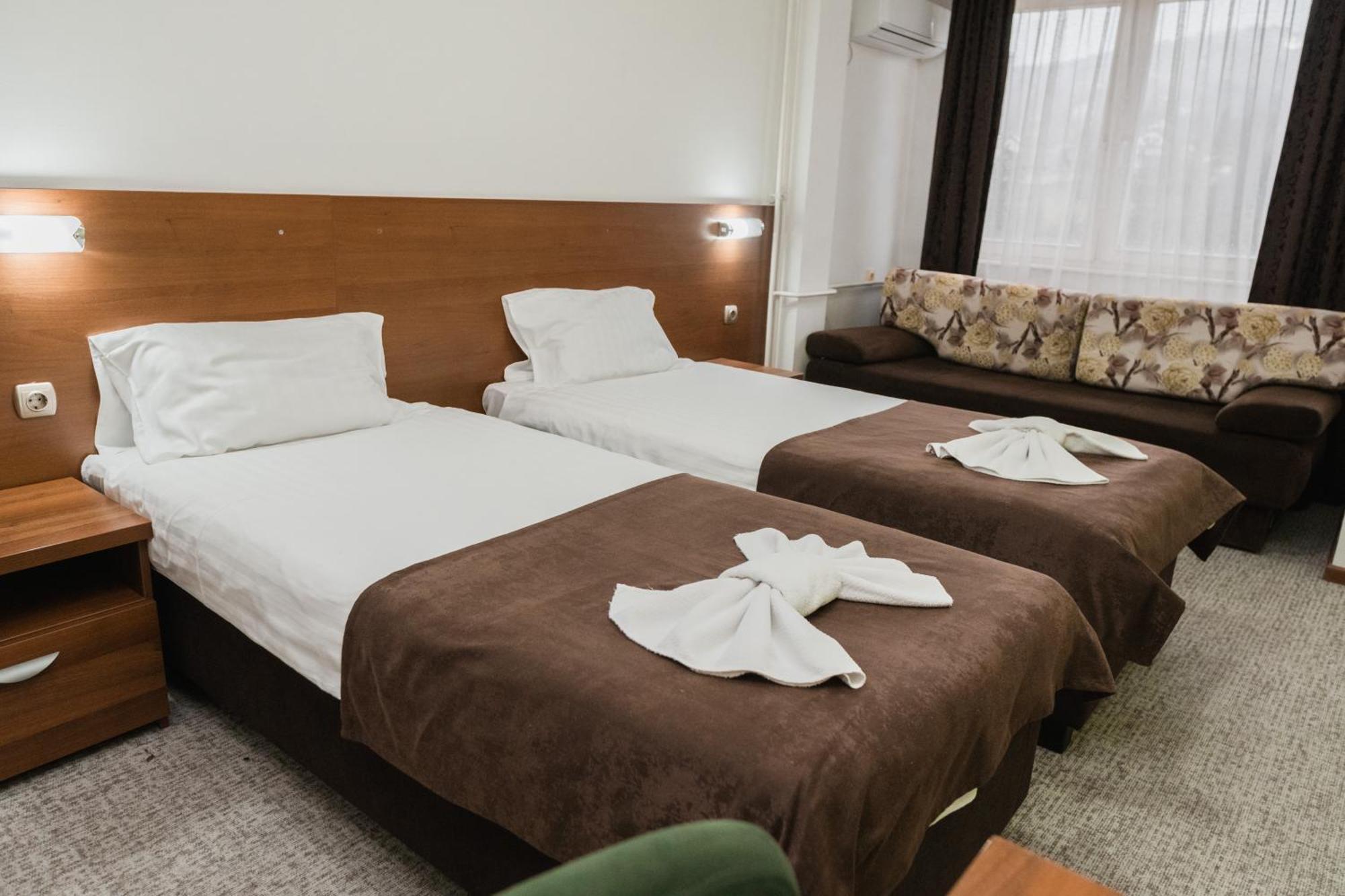 Hotel Damis Pale Buitenkant foto