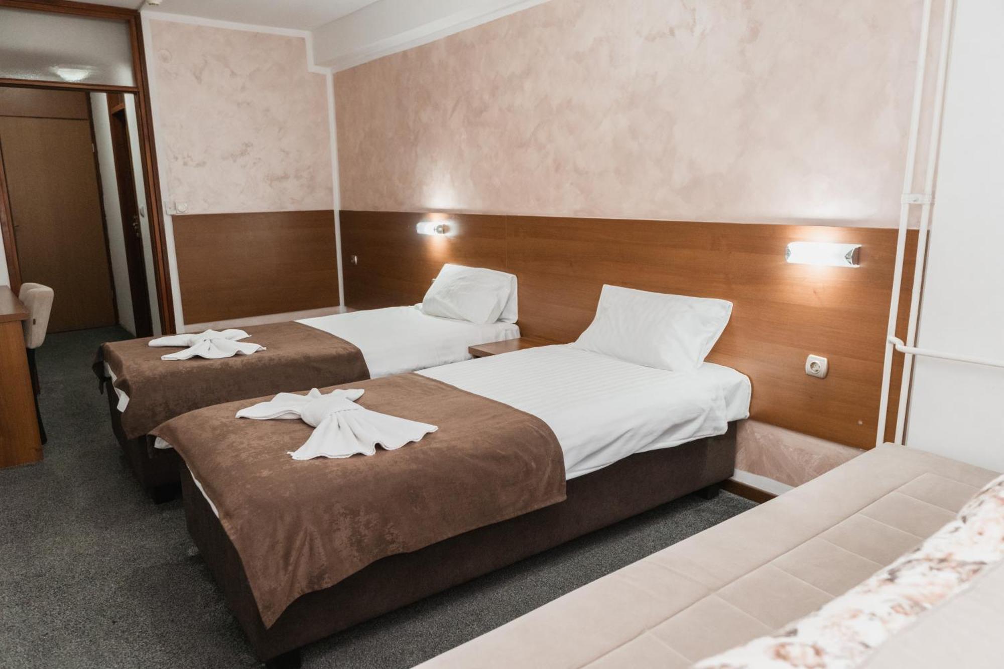 Hotel Damis Pale Buitenkant foto