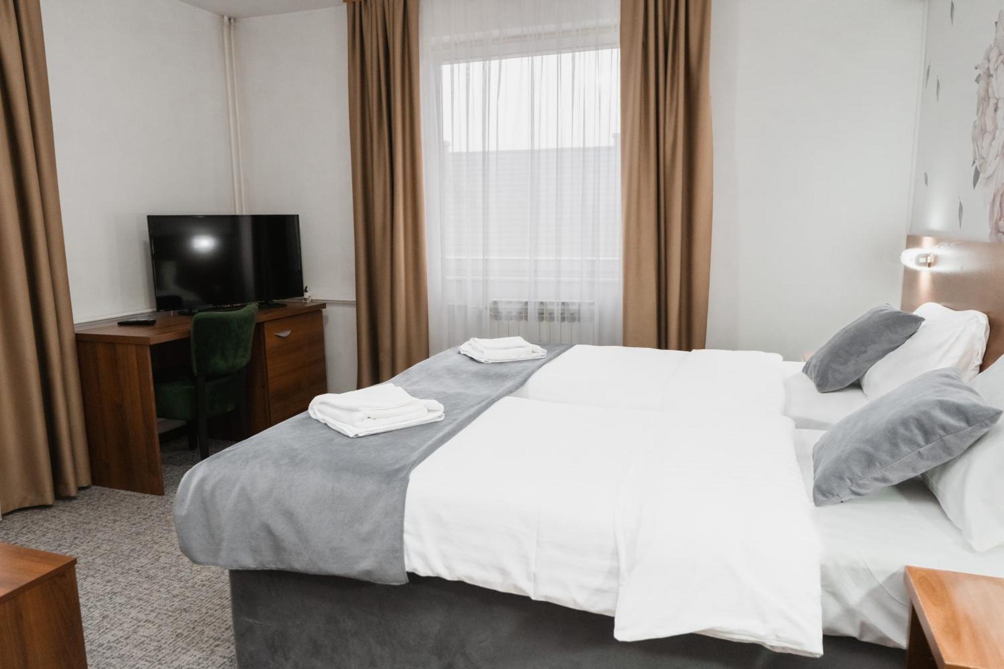 Hotel Damis Pale Buitenkant foto