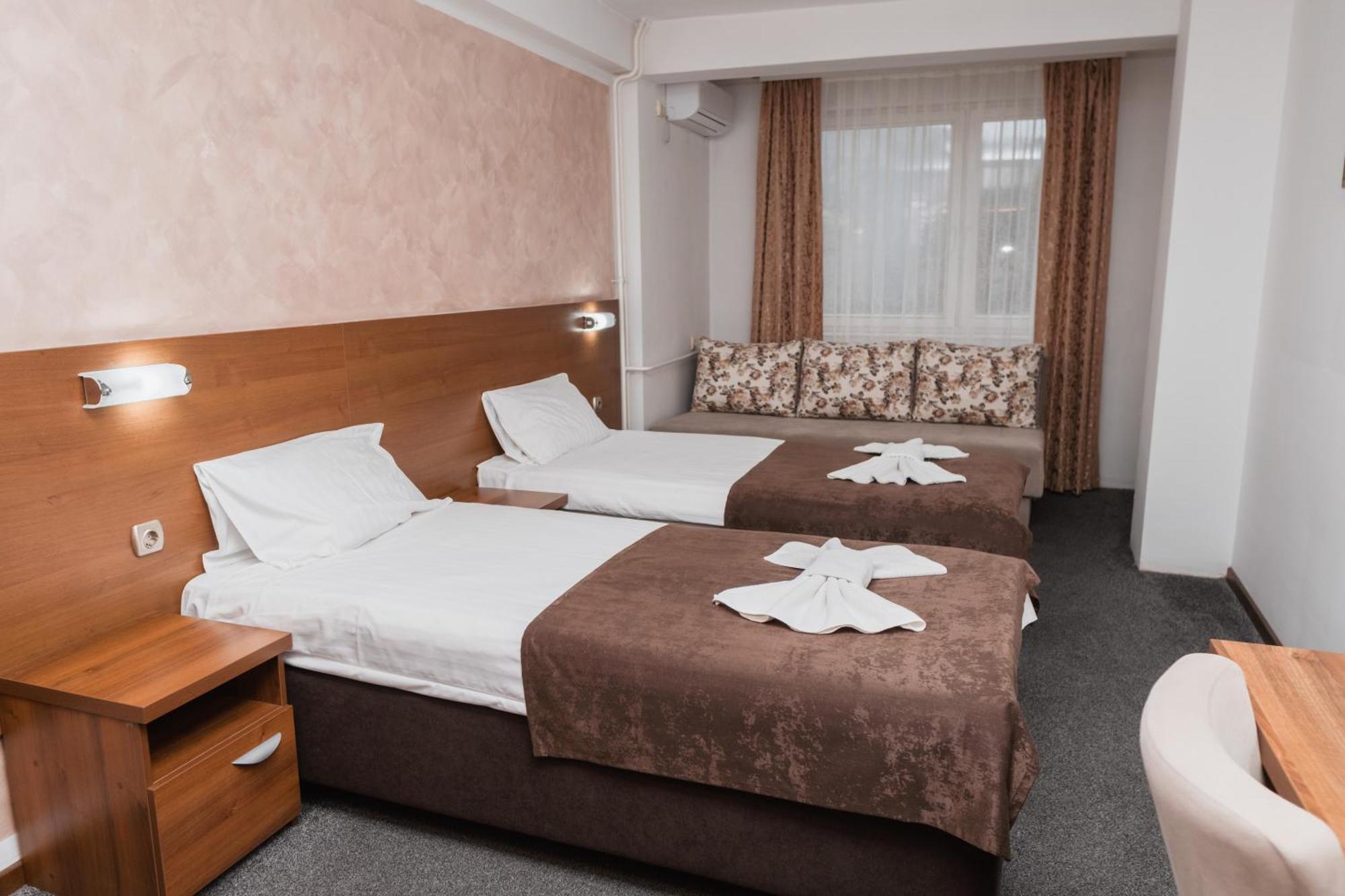 Hotel Damis Pale Buitenkant foto